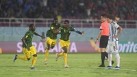 Mali unggul dua gol di babak pertama melalui Ibrahim Diarra dan Mamadou Doumbia. Hamidou Makalou menegaskan kemenangan Mali dengan gol tambahan selepas turun minum. Pertandingan selesai skor 3-0 untuk keunggulan Mali U-17 tidak berubah. ANTARA FOTO/Mohammad Ayudha