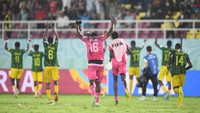 Sejumlah pesepak bola Timnas Mali berselebrasi usai mengalahkan Timnas Argentina pada pertandingan perebutan tempat ketiga Piala Dunia U-17 2023. ANTARA FOTO/Akbar Nugroho Gumay
