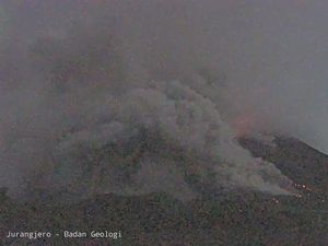 Gunung Merapi Luncurkan Awan Panas 2 Km Arah Kali Bebeng Malam Ini Gunung Merapi Luncurkan Awan Panas 2 Km Arah Kali Bebeng Malam Ini