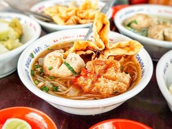 Warung Bakso Tanjung Anom Surabaya Legendaris, Favorit Ari Lasso