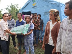 Sekda Dairi Serahkan Bantuan Sosial untuk Korban Kebakaran di Sidikalang