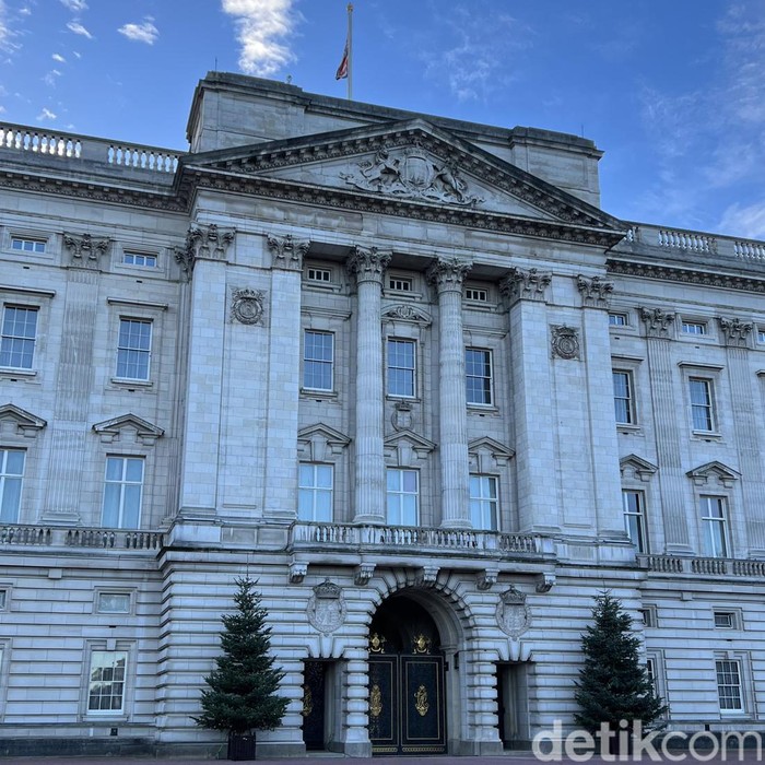 Belum ke London Kalau Tidak ke Istana Buckingham Istana Buckingham menjadi magnet bagi para pelancong di London. Yuk kita tengok istana sanjungan rakyat Inggris tersebut.