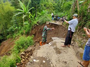 Hujan Datang, Longsor-Banjir Menerjang Bandung Barat