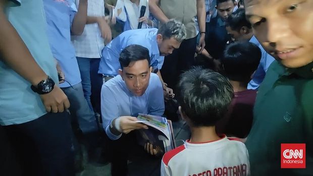 Blusukan ke Penjaringan Jakut, Gibran Bagi-bagi Buku dan SusuCalon wakil presiden nomor urut 2, Gibran Rakabuming Raka blusukan ke wilayah RT 13/RW 11, Penjaringan, Jakarta Utara, Jumat (1/12) sore.