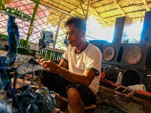 Sulap Sampah Pantai Jadi Kerajinan, Perajin Likupang: Bekas Jadi Doi Sulap Sampah Pantai Jadi Kerajinan, Perajin Likupang: Bekas Jadi Doi