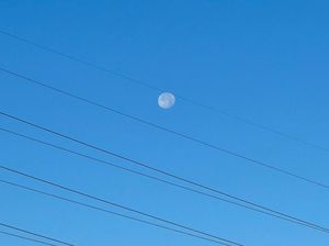Kenapa Bulan Bisa Terlihat pada Siang Hari? Ini Jawabannya Kenapa Bulan Bisa Terlihat pada Siang Hari? Ini Jawabannya
