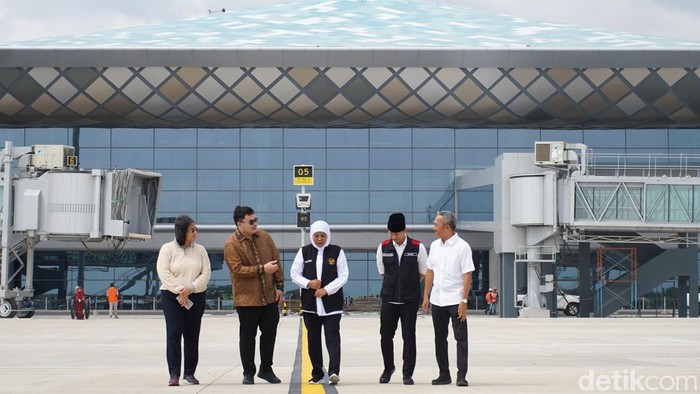 Bupati Kediri Mas Dhito saat menemani Gubernur Jatim Khofifah mengecek kesiapan Bandara Internasional Dhoho.