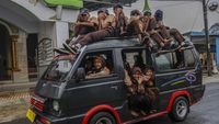 Demi Bersekolah, Para Pelajar Nekat Naik Atap Angkot