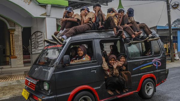 Demi Bersekolah, Para Pelajar Nekat Naik Atap Angkot