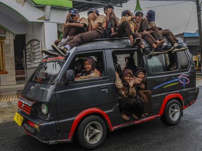 Demi Bersekolah, Para Pelajar Nekat Naik Atap Angkot