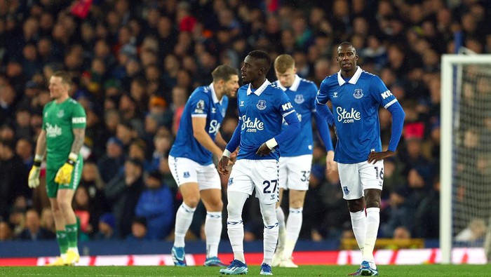 Soccer Football - Premier League - Everton v Manchester United - Goodison Park, Liverpool, Britain - November 26, 2023 Evertons Idrissa Gueye and Abdoulaye Doucoure look dejected after Manchester Uniteds Alejandro Garnacho scores their first goal REUTERS/Molly Darlington NO USE WITH UNAUTHORIZED AUDIO, VIDEO, DATA, FIXTURE LISTS, CLUB/LEAGUE LOGOS OR LIVE SERVICES. ONLINE IN-MATCH USE LIMITED TO 45 IMAGES, NO VIDEO EMULATION. NO USE IN BETTING, GAMES OR SINGLE CLUB/LEAGUE/PLAYER PUBLICATIONS.