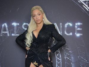 Gaya Terbaru Beyonce Setelah Dituduh Memutihkan Kulit, Pamer Kaki Jenjang Gaya Terbaru Beyonce Setelah Dituduh Memutihkan Kulit, Pamer Kaki Jenjang