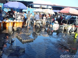 Pedagang di TPI Paotere Makassar Keluhkan Jalan Sering Tergenang Saat Hujan