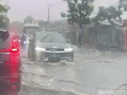Hujan Lebat Picu Genangan Air Sebetis di Jl AH Nasution Bandung