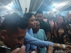 Momen Gibran Blusukan ke Penjaringan Jakut, Bagi-bagi Buku dan Susu