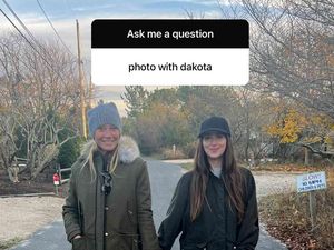 Momen Akrab Gwyneth Paltrow dan Dakota Johnson, Difoto Bergandeng Tangan Momen Akrab Gwyneth Paltrow dan Dakota Johnson, Difoto Bergandeng Tangan