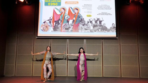 Happy Salma dan Ariel Tatum memeragakan tarian jaipong untuk acara Sukabumi 1980.