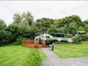 Unik, Ada Helikopter yang Disulap Jadi Penginapan, Mau Coba? Unik, Ada Helikopter yang Disulap Jadi Penginapan, Mau Coba?
