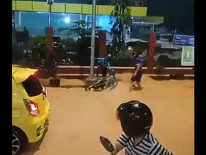 Hujan Deras di Batam, Pemotor Hanyut Terseret Banjir