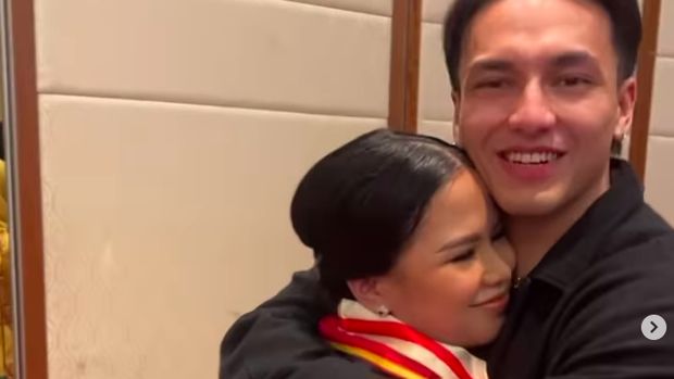 Jadi Tulang Punggung Keluarga, 6 Potret Jefri Nichol Hadir di Wisuda Adik