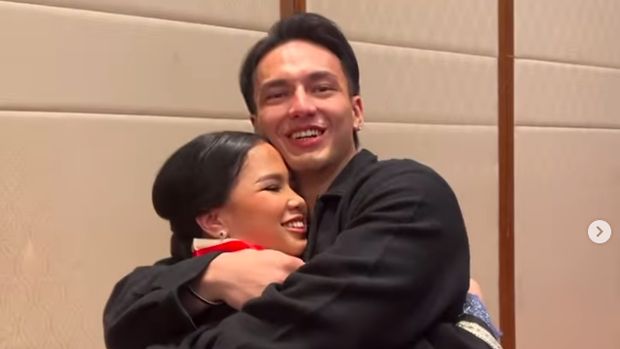 Jadi Tulang Punggung Keluarga, 6 Potret Jefri Nichol Hadir di Wisuda Adik