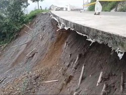 Longsor di Jalan Banjarwangi Garut, Kendaraan Berat Dilarang Melintas