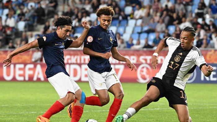 (L-R) Frances forward Mohammed-Amine Bouchenna, Frances forward Yanis Ali Issoufou and Germanys midfielder Eric Moreira vie for the ball during the UEFA Under 17 final football match between Germany and France at the Hidegkuti Nandor Stadium in Budapest, Hungary on June 2, 2023. (Photo by Attila KISBENEDEK / AFP)