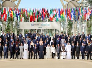 Family Photo KTT COP28: Jokowi di Barisan 2 Dekat Presiden Brasil