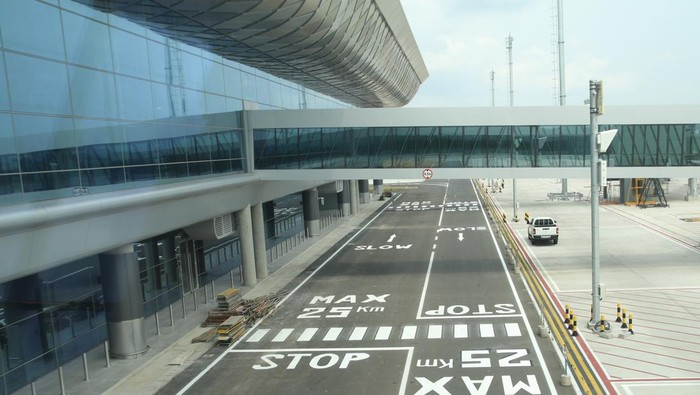Kesiapan operasional bandara Kediri Petugas berjalan di kawasan Bandara Internasional Dhoho yang akan segera beroperasi di Kediri, Jawa Timur, Jumat (1/12/2023). Bandara Internasional Dhoho Kediri yang memiliki landasan pacu terpanjang se-Indonesia yaitu 3.300 meter tersebut akan segera beroperasi sehingga diharapkan dapat melayani jumlah penerbangan yang banyak untuk mendukung industri pariwisata dan perekonomian nasional. ANTARA FOTO/Prasetia Fauzani/nym.