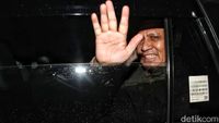 Lambaian Tangan Firli Usai Diperiksa 10 Jam di Kasus Pemerasan SYL