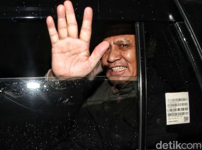 Lambaian Tangan Firli Usai Diperiksa 10 Jam di Kasus Pemerasan SYL