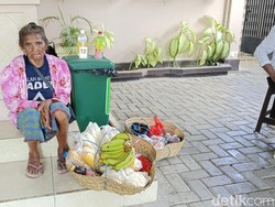 Cerita Lansia di Kupang Tunggu Ganjar Berjam-jam demi Jual Pisang-Sayuran