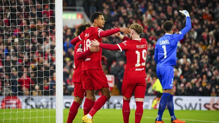 Liverpools Cody Gakpo, left, is congratulated after scoring his sides 2nd goal during the Europa League Group E soccer match between Liverpool and LASK, at the Anfield stadium in Liverpool, England, Thursday, Nov. 30, 2023. (AP Photo/Jon Super)