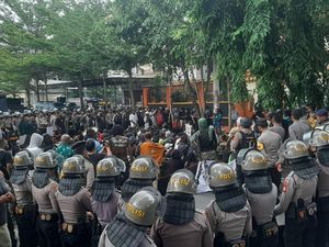 Mahasiswa Papua Demo di Makassar Saling Dorong dengan Polisi Mahasiswa Papua Demo di Makassar Saling Dorong dengan Polisi