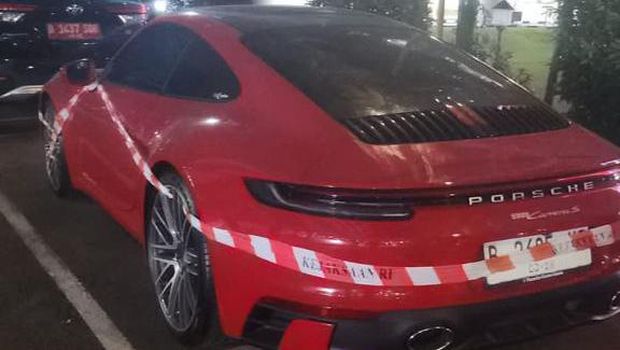 Kejaksaan Agung (Kejagung) RI menyita satu unit mobil mewah Porsche 911 Carera milik tersangka Edward Hutahaean di kasus korupsi pembangunan menara BTS 4G dan infrastruktur pendukung BAKTI Kominfo. (Dok. Kejagung)