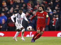 Ketika Dua Pemain LASK Berebut Jersey Mo Salah