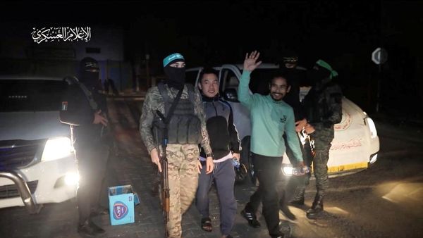 Momen Tak Biasa, Senyum dan Hormat Sandera yang Dibebaskan Hamas