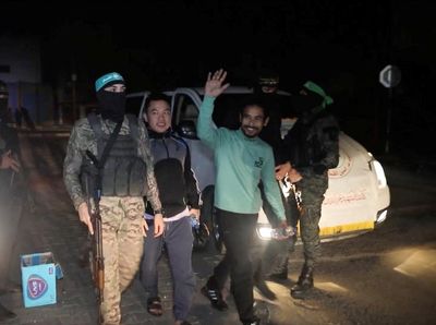 Momen Tak Biasa, Senyum dan Hormat Sandera yang Dibebaskan Hamas