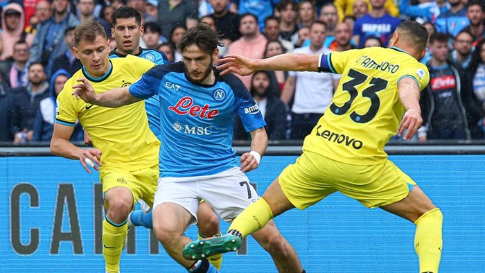 Napolis Georgian forward Khvicha Kvaratskhelia (C) challenges Inter Milans Italian midfielder Nicolo Barella (L) and Inter Milans Italian defender Danilo DAmbrosio during the Italian Serie A football match between Napoli and Inter on May 21, 2023 at the Diego-Maradona stadium in Naples. (Photo by CARLO HERMANN / AFP)
