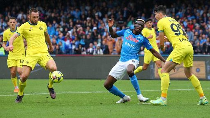 (From L) Inter Milans Dutch defender Stefan de Vrij, Napolis Nigerian forward Victor Osimhen and Inter Milans Italian defender Alessandro Bastoni go for the ball during the Italian Serie A football match between Napoli and Inter on May 21, 2023 at the Diego-Maradona stadium in Naples. (Photo by CARLO HERMANN / AFP)