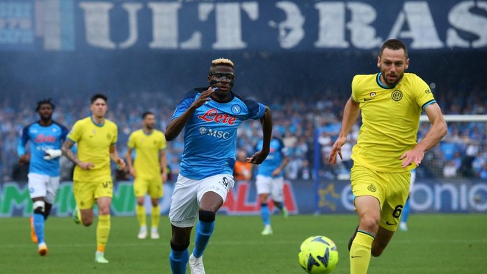 Napolis Nigerian forward Victor Osimhen (L) and Inter Milans Dutch defender Stefan de Vrij go for the ball during the Italian Serie A football match between Napoli and Inter on May 21, 2023 at the Diego-Maradona stadium in Naples. (Photo by CARLO HERMANN / AFP)