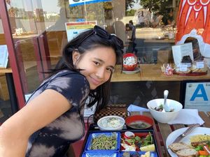 Seru! Ini Momen NIKI Saat Makan Ayam Goreng hingga BBQ