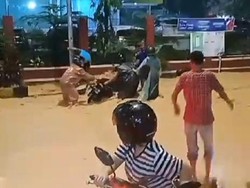 Detik-detik 2 Motor di Batam Terseret Arus Drainase saat Hujan
