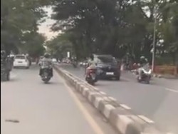 Viral 2 Wanita Boncengan Motor Lawan Arus-Tak Pakai Helm di Jalan Makassar