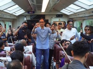 Momen Addie MS-Twilite Orchestra Tampil di Kereta Panoramic-Stasiun Balapan