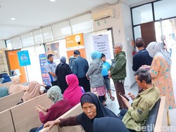 Wuihh... Begini Ramainya Pencairan Dana Pensiun saat Awal Bulan