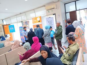 Wuihh... Begini Ramainya Pencairan Dana Pensiun saat Awal Bulan Wuihh... Begini Ramainya Pencairan Dana Pensiun saat Awal Bulan