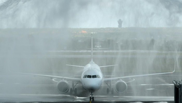 Pesawat milik maskapai penerbangan asal India Vistara tiba saat pembukaan rute penerbangan atau inaugural flight di Bandara Internasional I Gusti Ngurah Rai, Badung, Bali, Jumat (1/12/2023). Penerbangan maskapai Vistara dengan rute Delhi-Bali-Delhi yang dijadwalkan beroperasi setiap hari itu merupakan penerbangan langsung (direct flight) perdana yang menghubungkan Bali dengan India yang diharapkan dapat meningkatkan kunjungan wisatawan India ke Bali. ANTARA FOTO/Fikri Yusuf/nym.