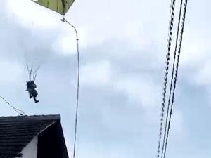 Atap Rumahnya Kejatuhan Penerjun TNI, Warga Blitar Tak Minta Ganti Rugi Atap Rumahnya Kejatuhan Penerjun TNI, Warga Blitar Tak Minta Ganti Rugi