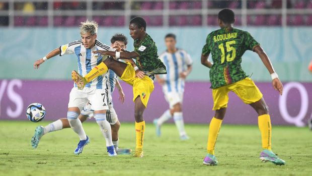 Pesepak bola Timnas Argentina Ian Subiabre (kiri) berebut bola dengan pesepak bola Timnas Mali Moussa Massire Diop (tengah) pada pertandingan perebutan tempat ketiga Piala Dunia U-17 2023 di Stadion Manahan, Solo, Jawa Tengah, Jumat (1/12/2023). ANTARA FOTO/Akbar Nugroho Gumay/nym.